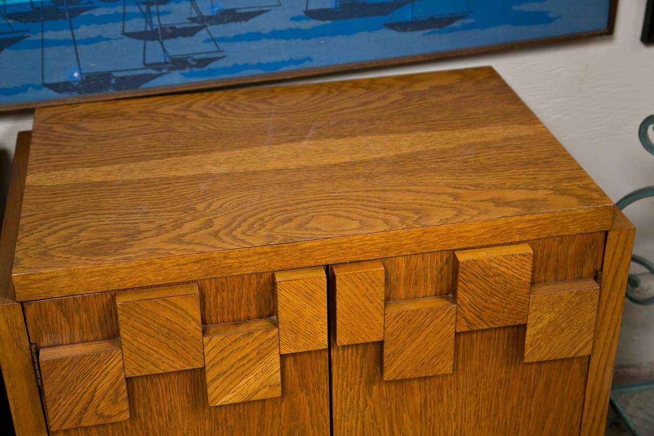 Pair of Oak Wood Bedside Tables In Excellent Condition For Sale In Bedford, NY