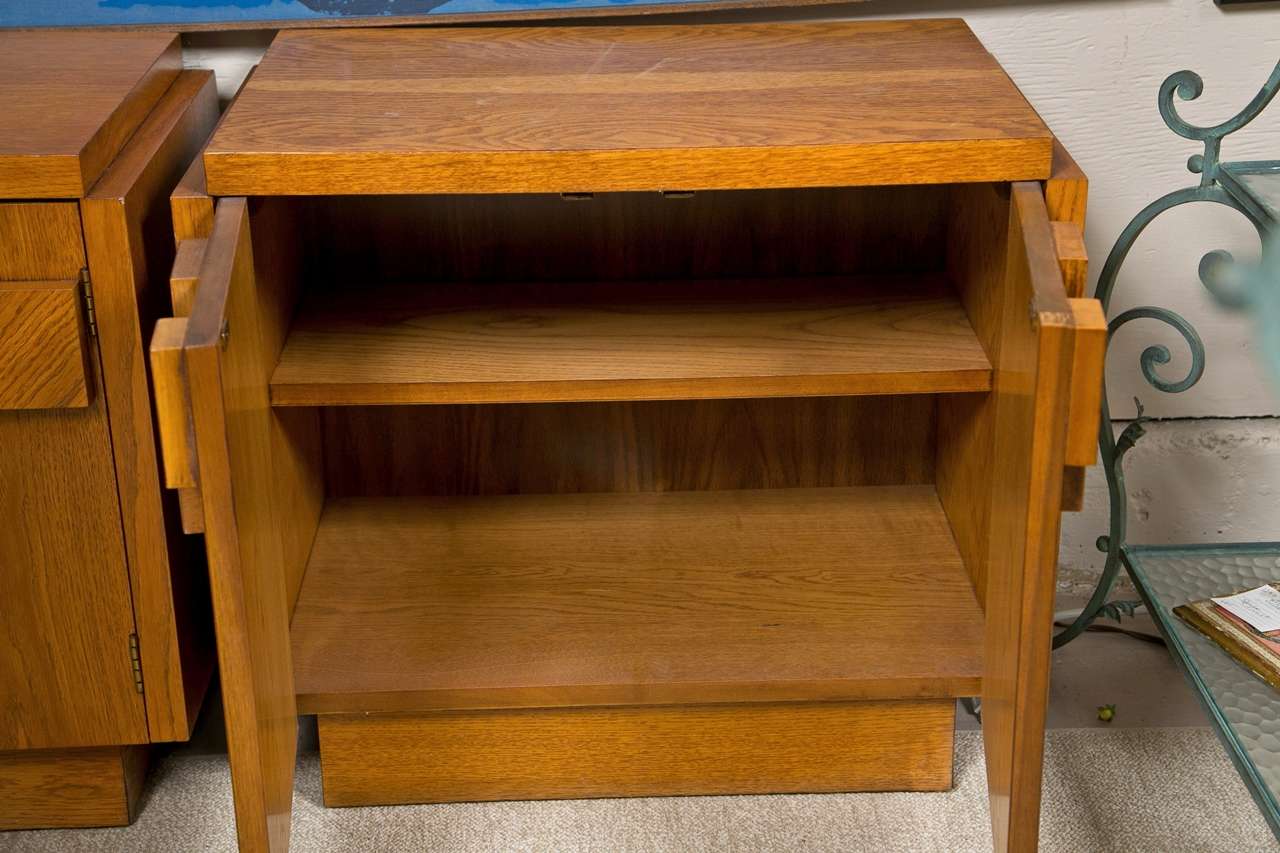 Mid-20th Century Pair of Oak Wood Bedside Tables For Sale