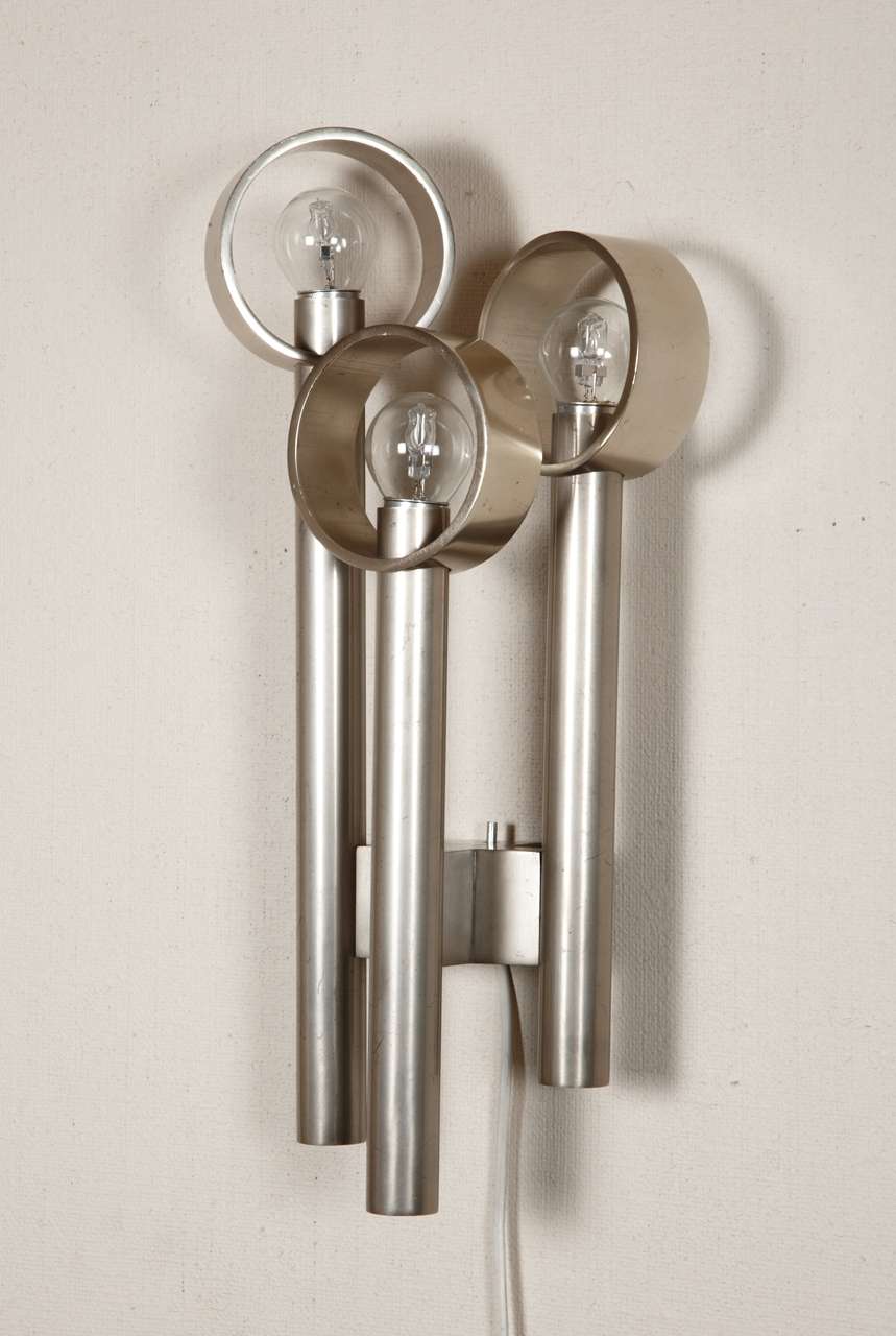 Rare pair of nickeled bronze wall-lights by Maision Dominique, 1955-60. Three lights in separated circles upon vertical tubes.
Réf; F/Marcilhac, Dominique, Ed.de l'Amateur, Paris, 2008, ill.p.311.