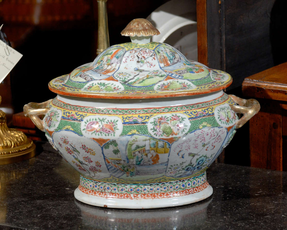  Chinese Canton Famille Rose Soup Tureen, Early 19th century 4