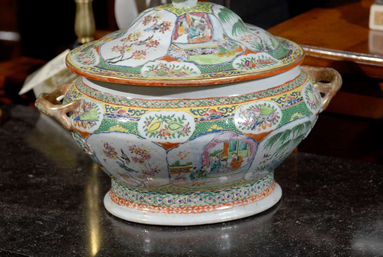  Chinese Canton Famille Rose Soup Tureen, Early 19th century In Excellent Condition In Atlanta, GA