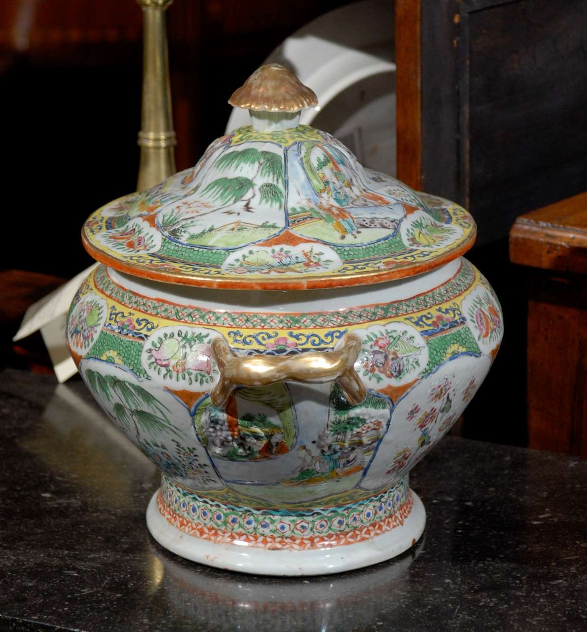  Chinese Canton Famille Rose Soup Tureen, Early 19th century 1