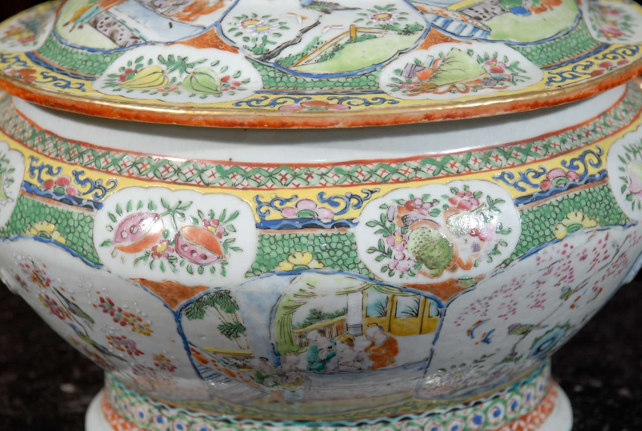  Chinese Canton Famille Rose Soup Tureen, Early 19th century 2