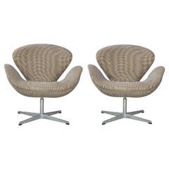 Pair of Arne Jacobsen Swan Chairs for Fritz Hansen