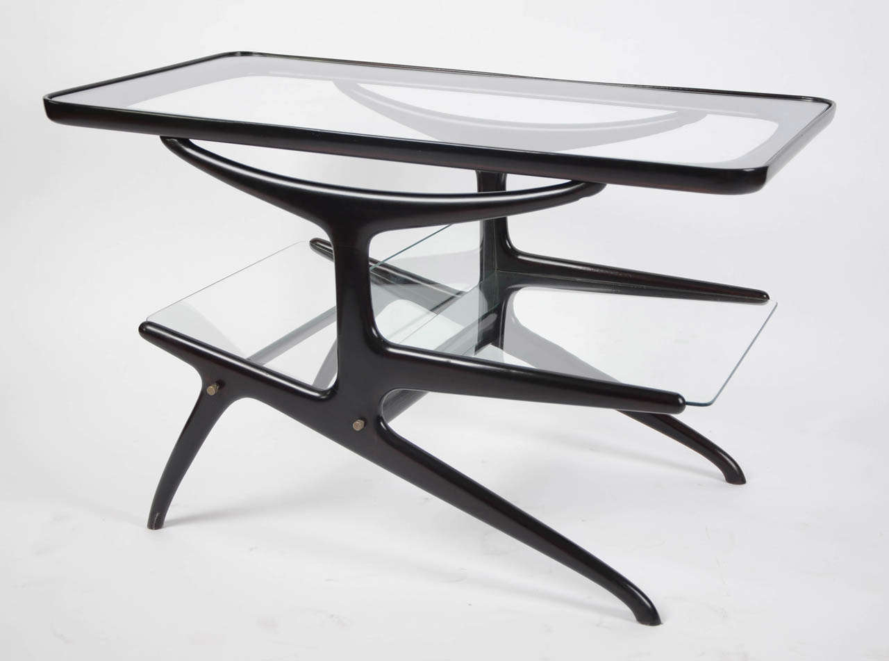 1940's coffee table with a magazine rack shelf. Attributed by Cesare Lacca.
Restored.