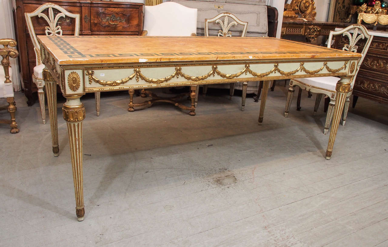 Magnifique table vénitienne sculptée, dorée et peinte.