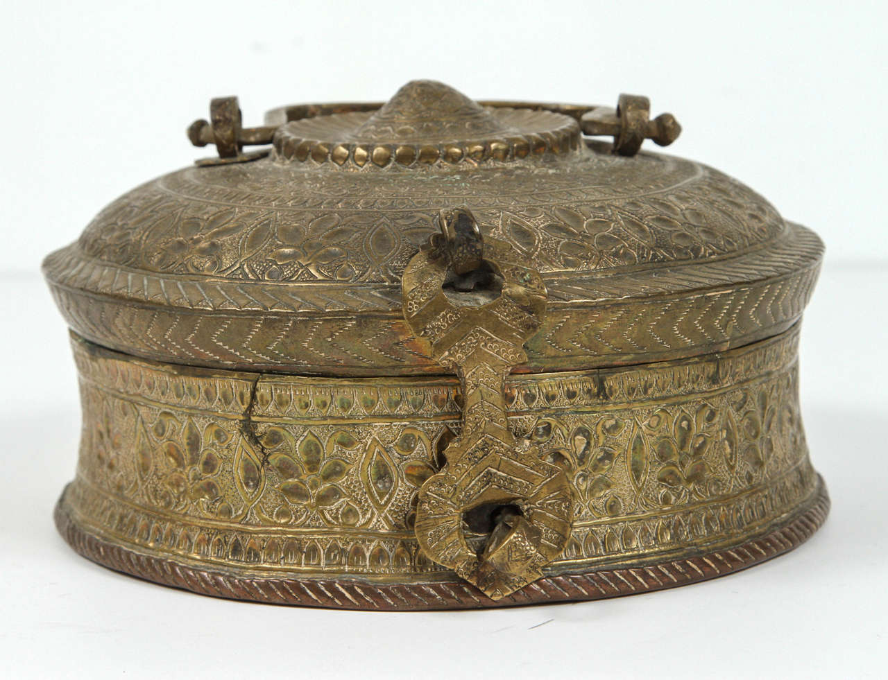 Asian Beaten Brass Betel Nut Pandan Box, Northern India.
Beautiful antique hand hammered Asian round brass betel with a lid and delicate engravings with  floral design handle hand crafted by skilled artisans from Northern India.
Indian Beaten Copper