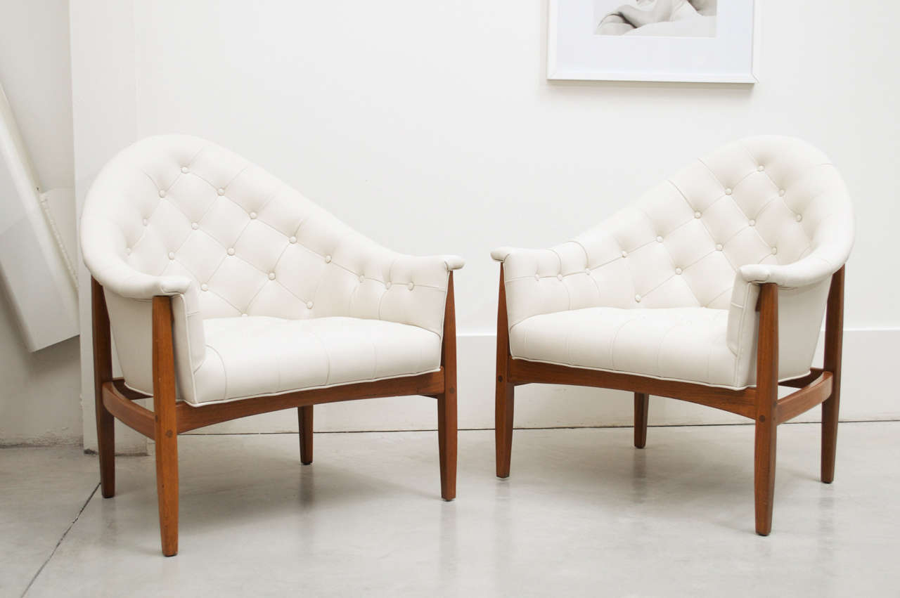 Milo Baughman for Thayer Coggin
Tufted club chairs newly upholstered in Spinneybeck leather.
Completely and lovingly restored...