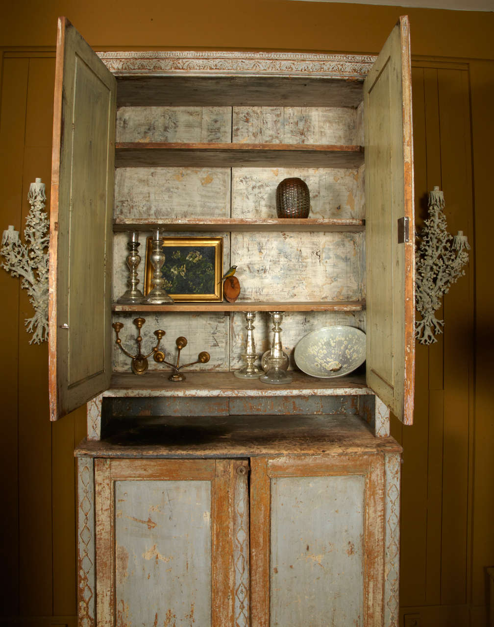 19th c. Gustavian Tall Cabinet in a Worn Pale Blue and Ocher Patina 4