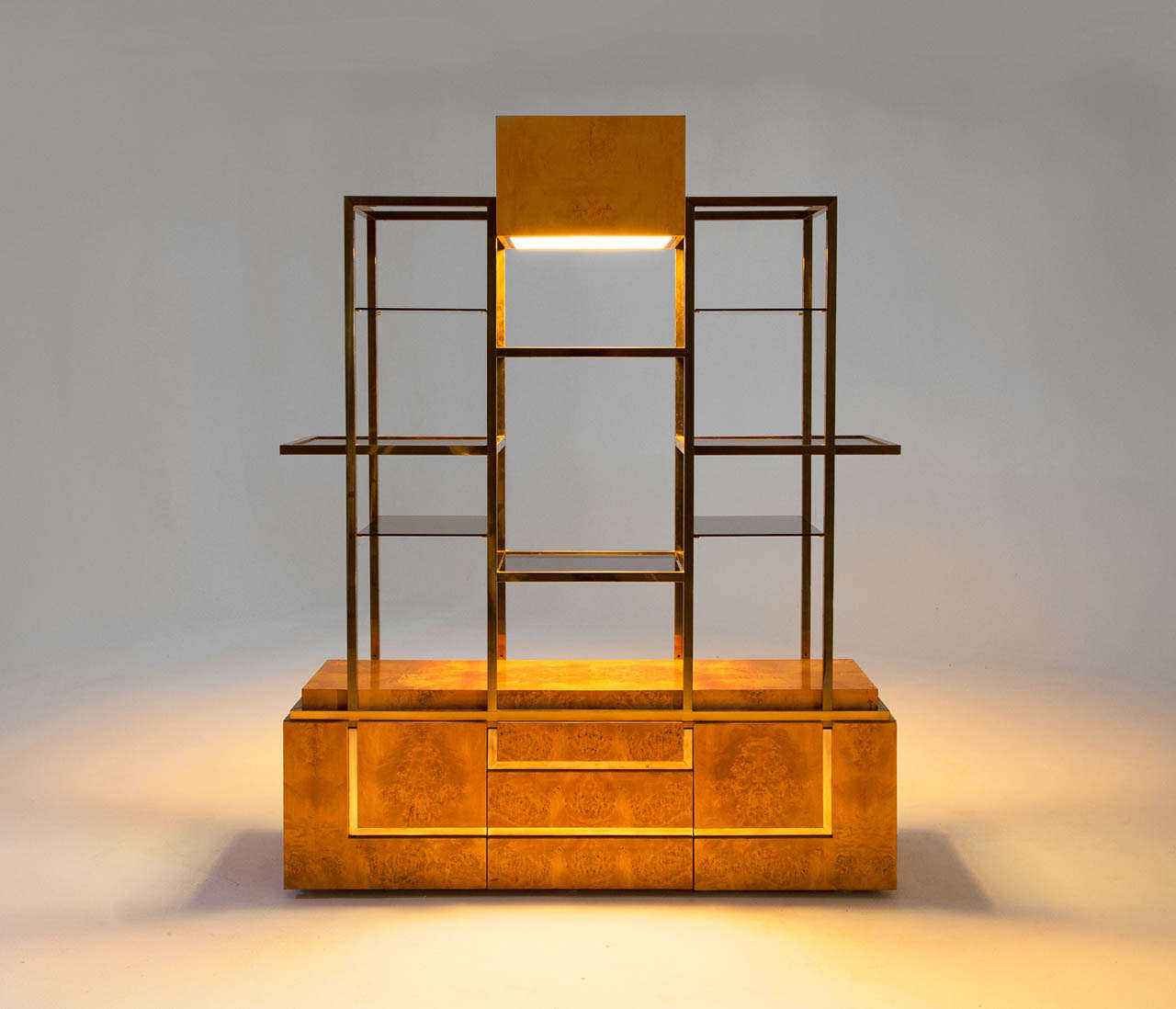 Pantalla iluminada de madera de arce y latón de Jean Claude Mahey. La luz superior crea una hermosa refracción a través del cristal tintado de azul cuando está encendida, pero también cuando está apagada esta pantalla es un bello espectáculo para la
