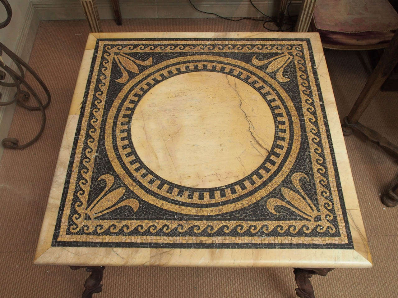 italien Table du 19ème siècle avec plateau en marbre et mosaïque, base en fer en vente