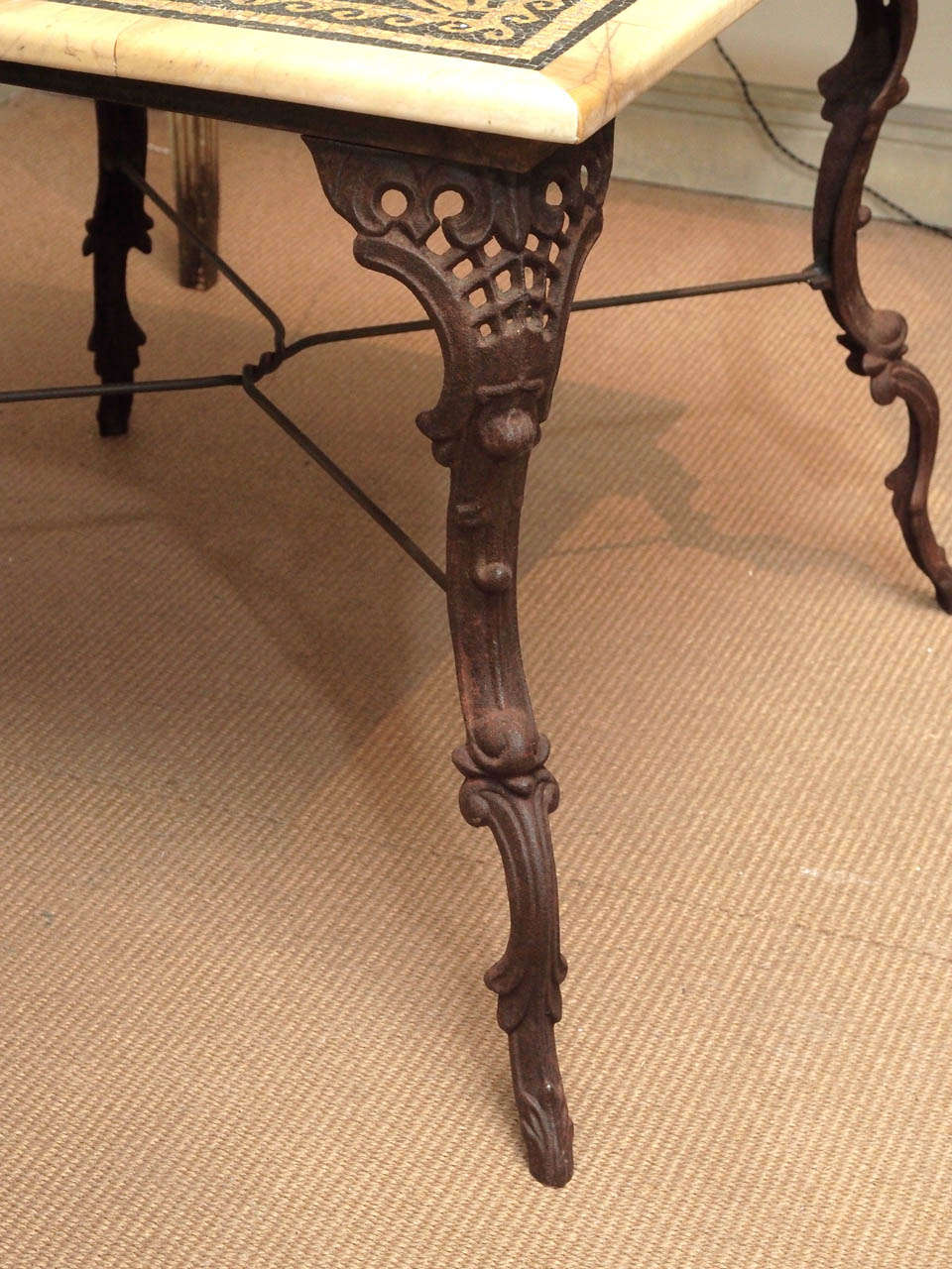 Tisch aus dem 19. Jahrhundert mit Marmor- und Mosaikplatte, Eisenfuß im Angebot 1