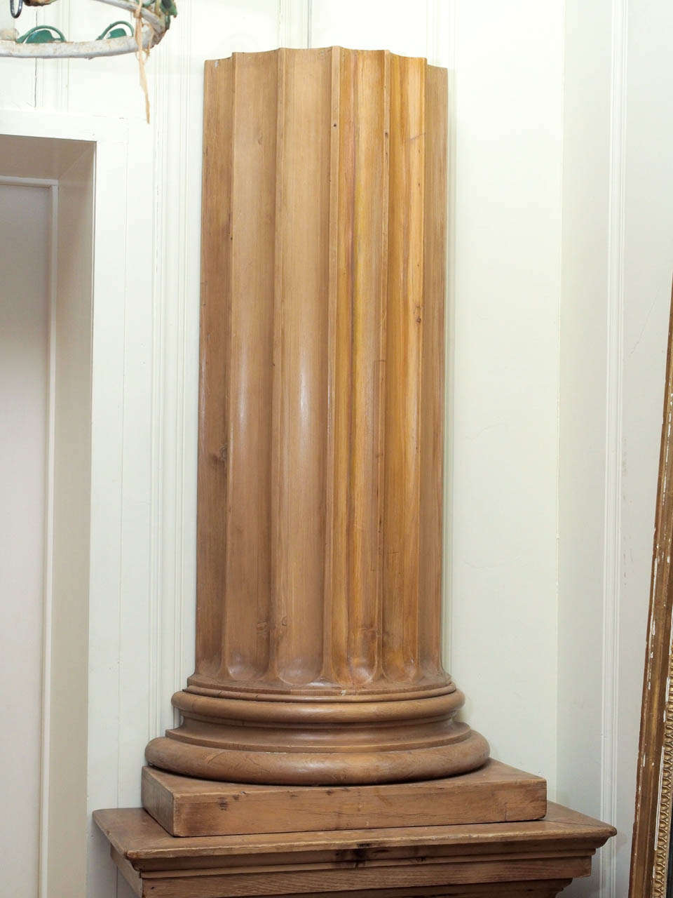 English 20th Century Georgian Style Pine Pedestal with Column For Sale