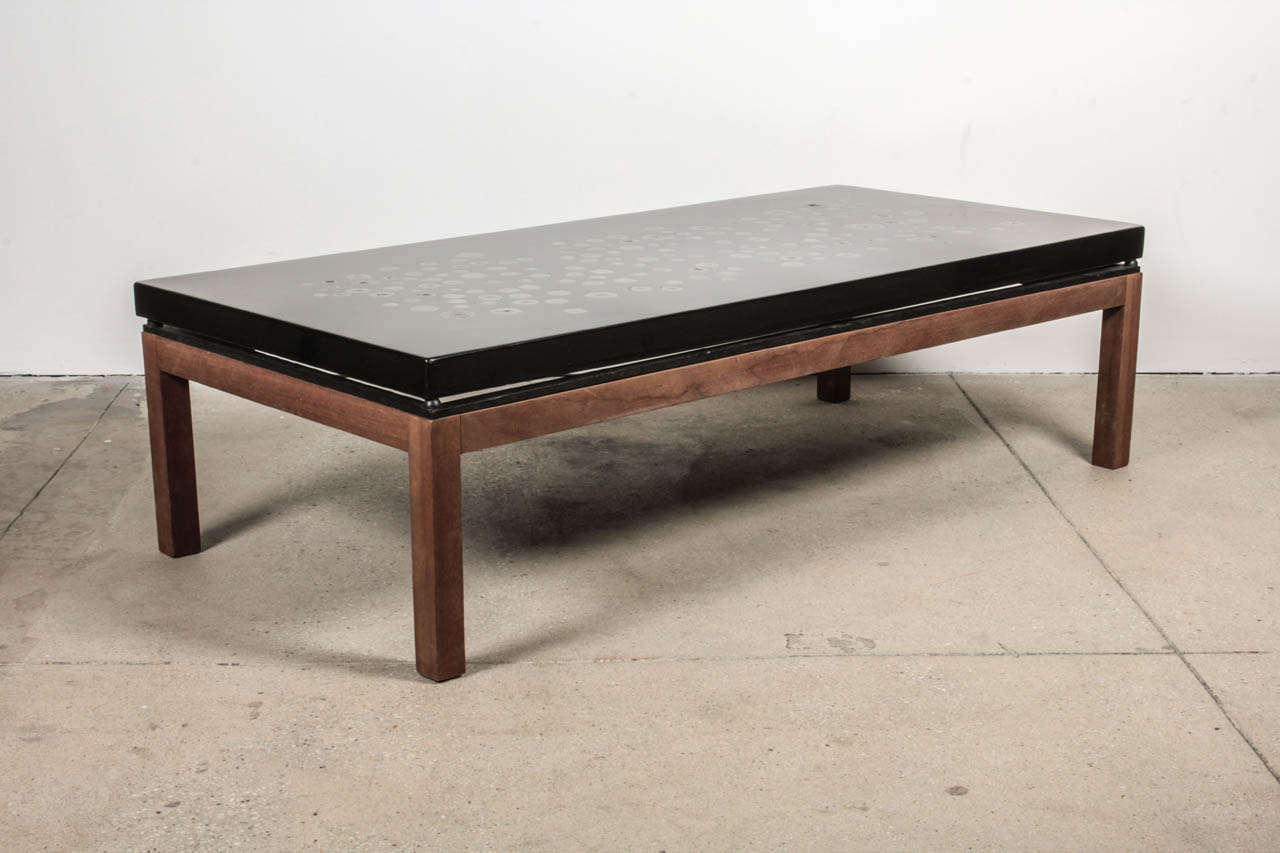 Ado Chale, coffee table in black resin inlaid marcasite. Signed in bronze, circa 1970, feet in wood.