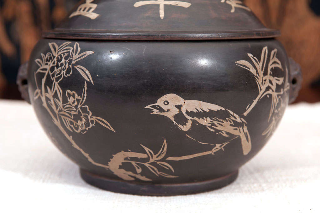 18th Century and Earlier Ceramic cooking pot, richly decorated, Ming Dynasty For Sale