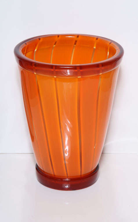 Vase en verre de Murano avec une riche garniture orange et rouge accentuée au fond Vase de Murano Seguso Viro.