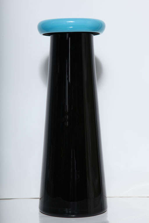 Umgekehrte Kegelform mit leuchtend türkisblauem Glasring auf schwarzem Glassockel. Unten signiert und datiert.