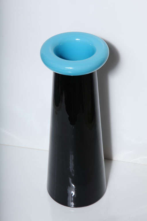 Venini Two-Tone Tall Vase 'Signed' In Excellent Condition For Sale In North Miami, FL