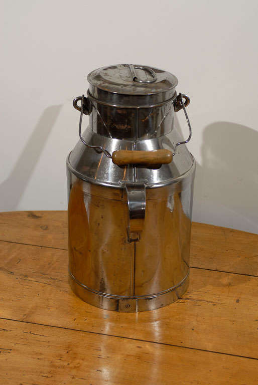 French 19th Century Metal Milk Can with Long Spout and Wooden Handle For Sale 2