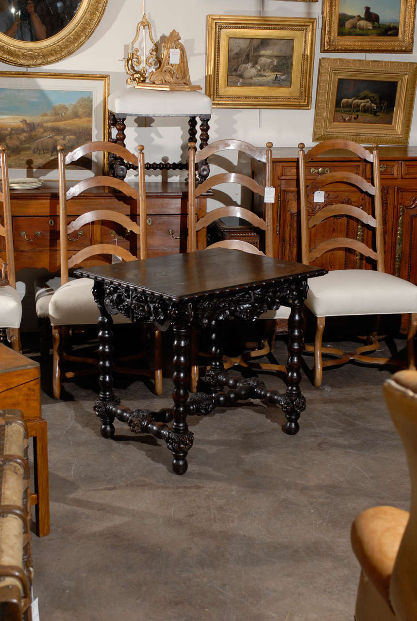 Table d'appoint allemande en Oak Oak avec pieds tournés en fuseau, fin du 19e siècle en vente 2