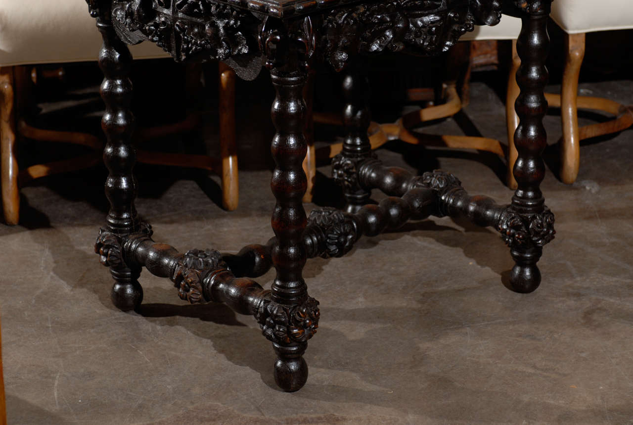 Forêt-Noire Table d'appoint allemande en Oak Oak avec pieds tournés en fuseau, fin du 19e siècle en vente
