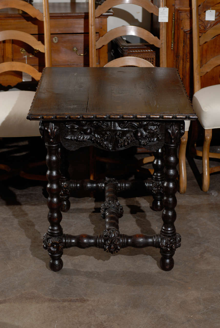 Bois Table d'appoint allemande en Oak Oak avec pieds tournés en fuseau, fin du 19e siècle en vente