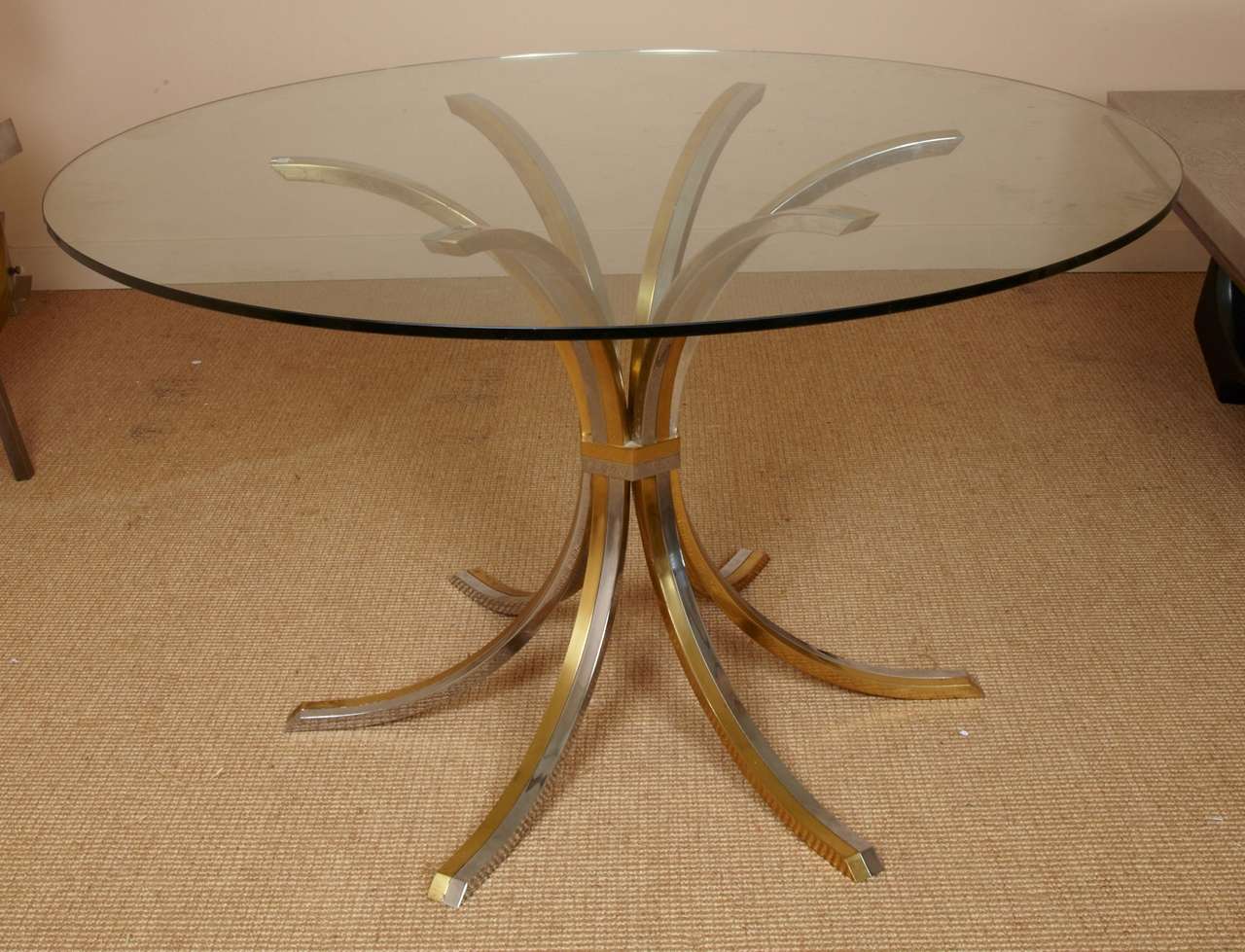 Pair of French brass and chrome pedestal tables, top glass 
In the spirit of Paul Evans
France, 1980s