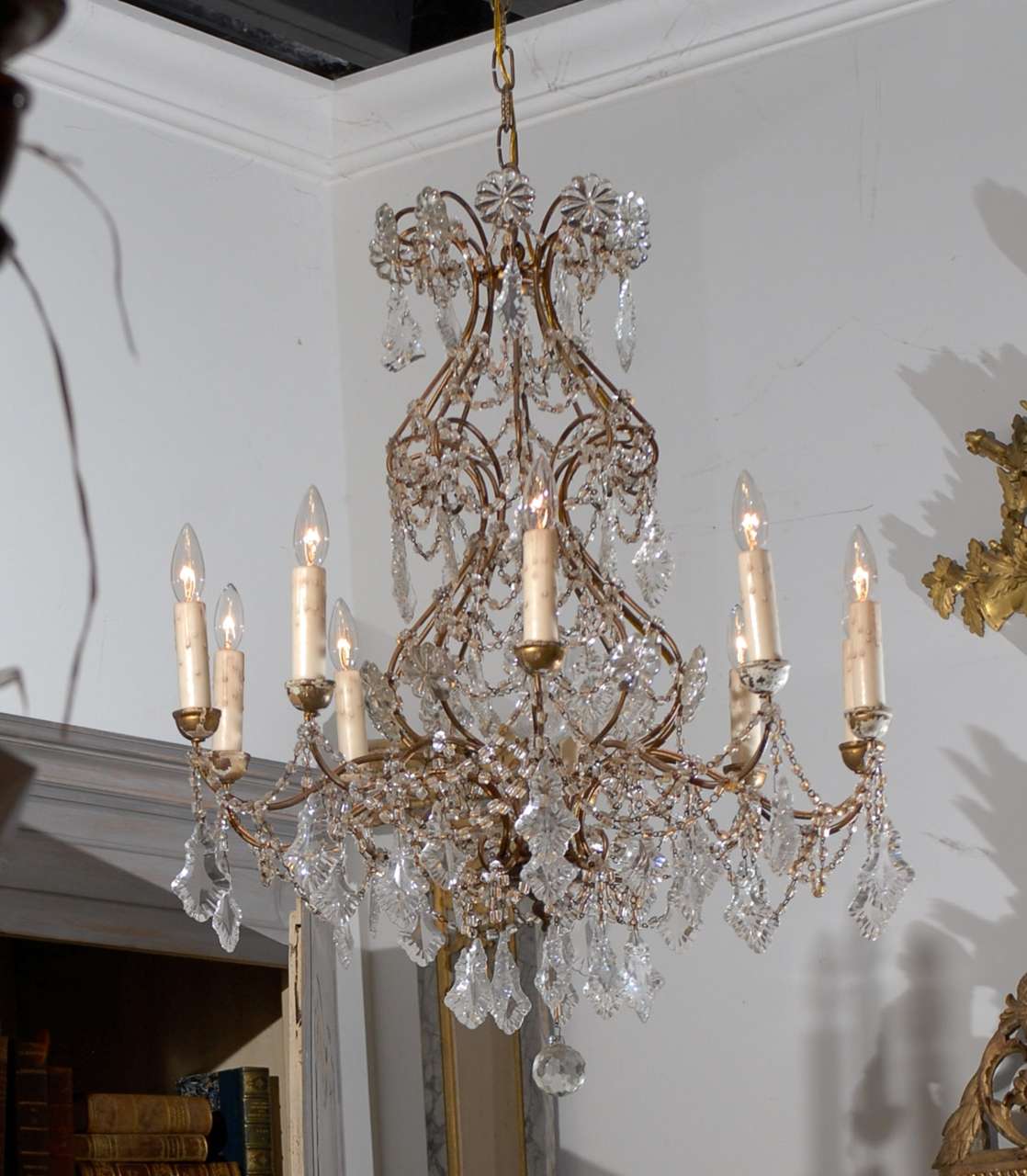 Italian 1850s Rococo Style Ten-Light Crystal Chandelier with Gilt Metal Armature For Sale 3