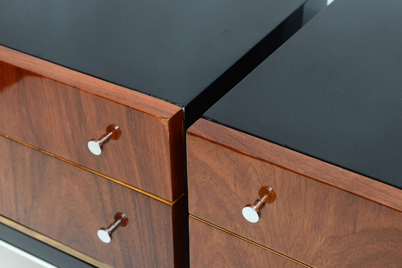 Pair of Black Lacquered and Walnut Nightstands by American of Martinsville In Excellent Condition In Miami, FL