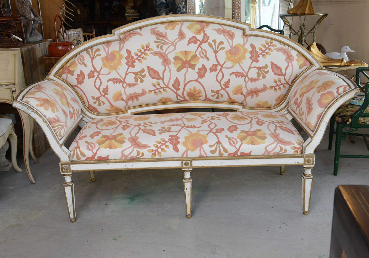 Painted and gilded 18th century Venetian settee newly upholstered with exquisite crewel fabric. The back is removable.