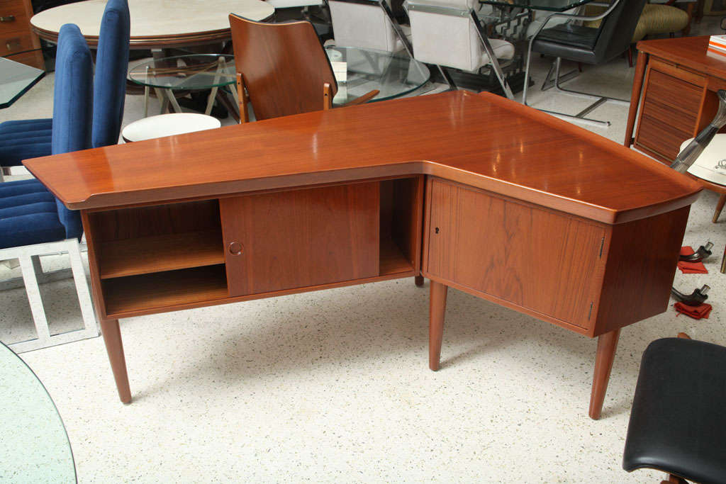 Mid-Century Modern Italian Modern Desk  For Sale