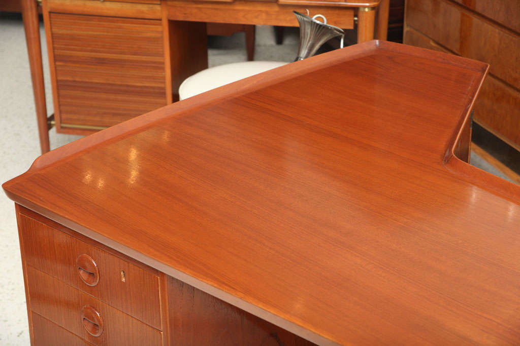 Italian Modern Desk  In Excellent Condition For Sale In Hollywood, FL