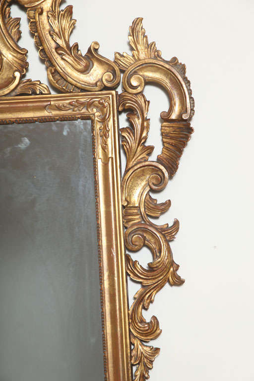 italien Miroir en bois doré sculpté en vente