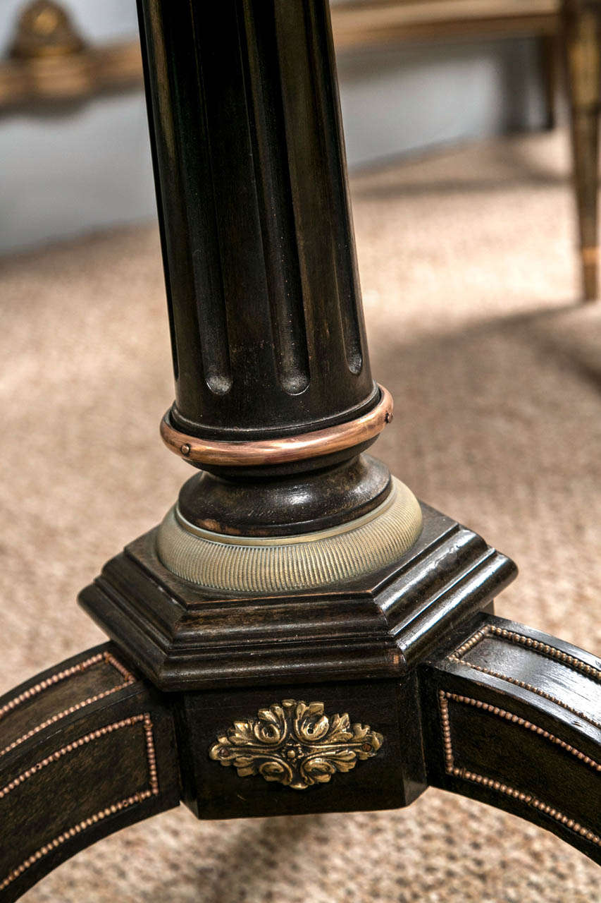 Français Table de style néoclassique russe en ébène avec plateau central en marbre de la Maison Jansen en vente