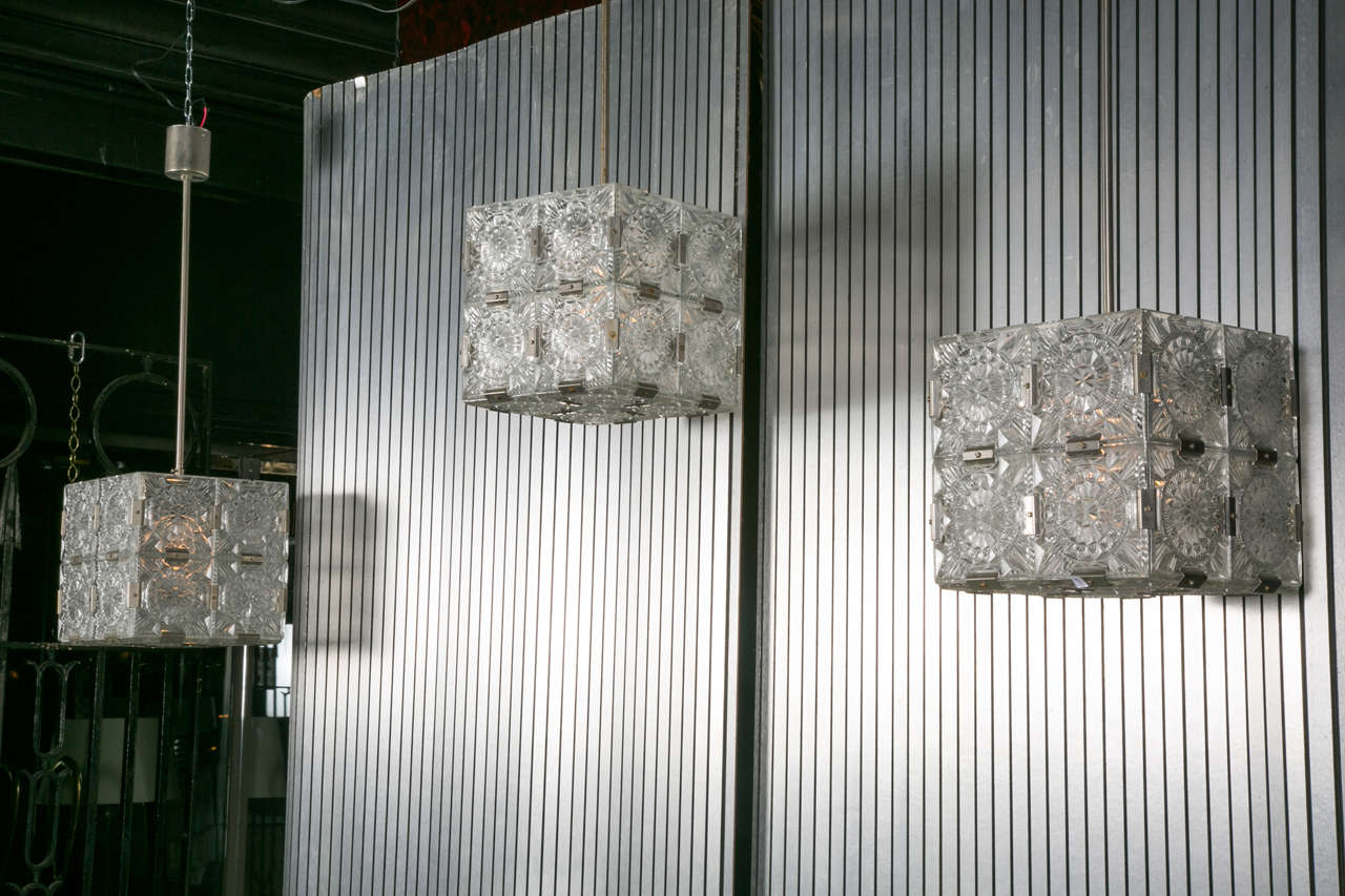 1970s chandeliers, glass and chrome mounting.
Square shaped, 25cm by 25.
75 cm to the ceiling.
Available per unit.