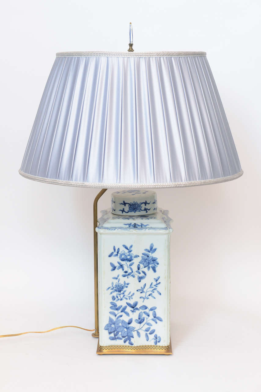 A pair of Chinese Porcelain Concaved and Massive Tea Jar Lamps In Excellent Condition In Palm Beach, FL