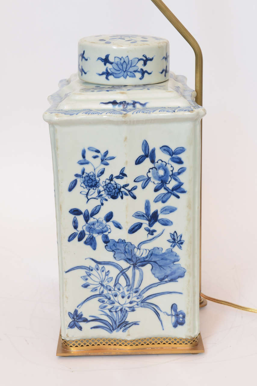 A pair of Chinese Porcelain Concaved and Massive Tea Jar Lamps 5
