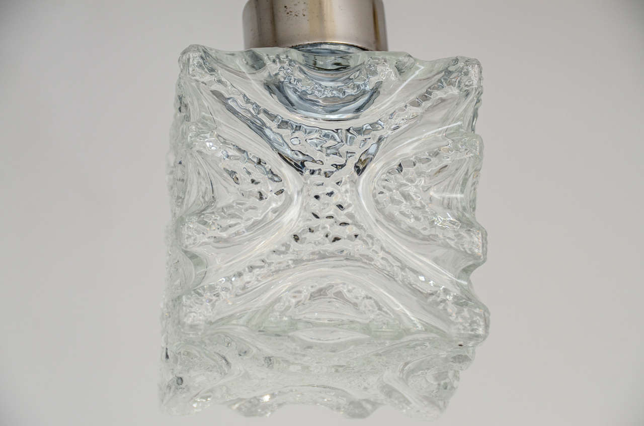 Mid-Century Modern Petite suspension carrée en verre texturé et nickel de Kalmar en vente