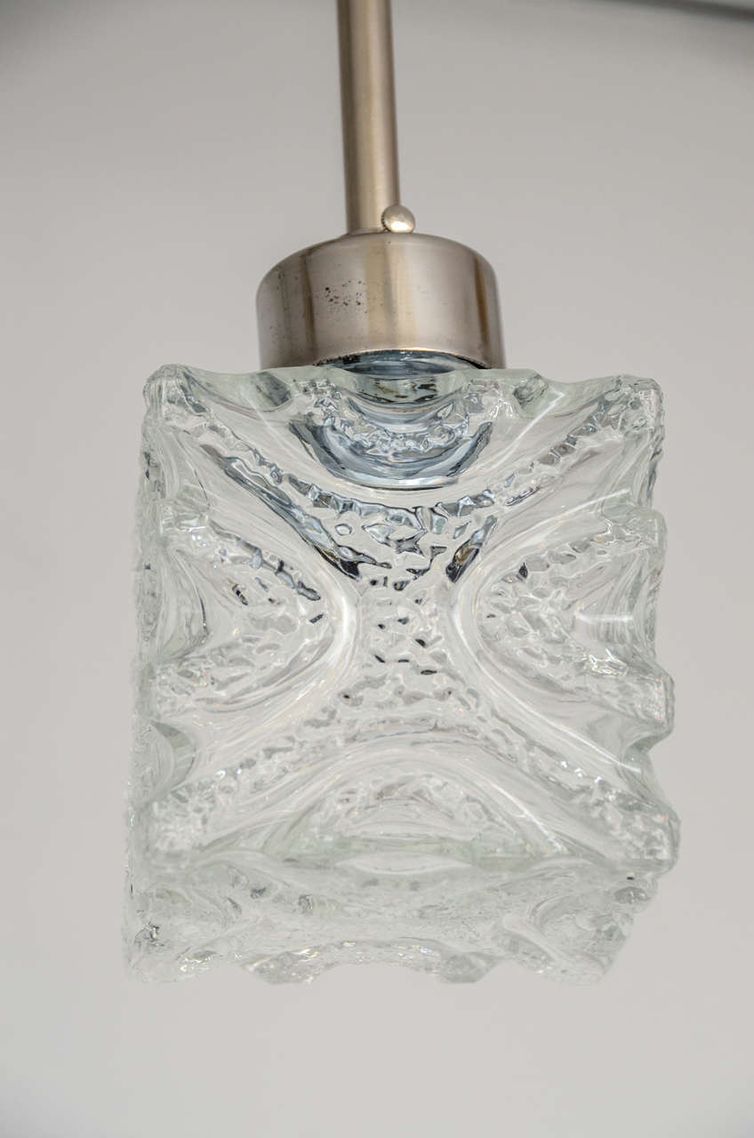 Autrichien Petite suspension carrée en verre texturé et nickel de Kalmar en vente