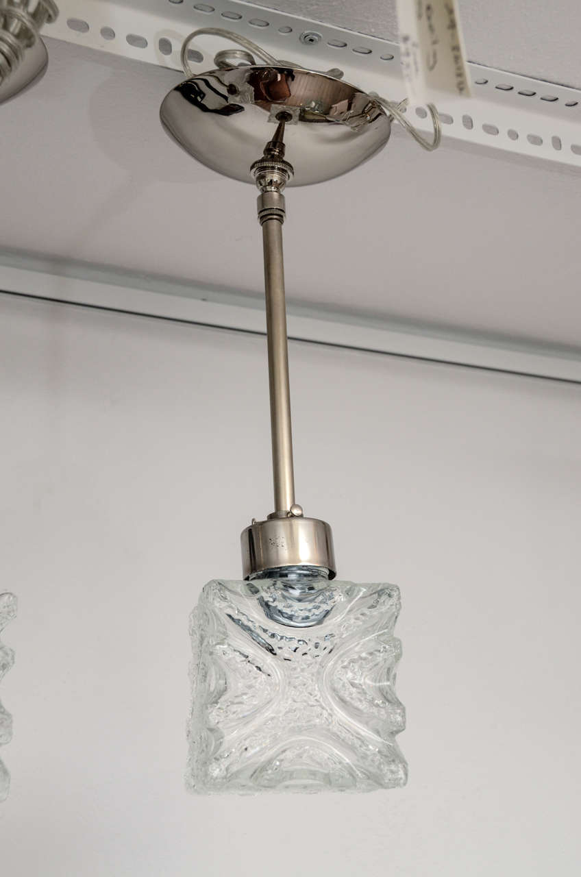 Milieu du XXe siècle Petite suspension carrée en verre texturé et nickel de Kalmar en vente