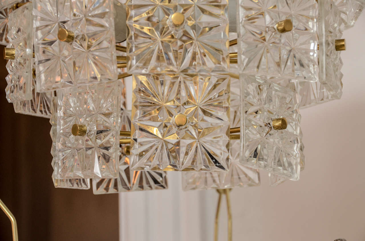 Austriaco Lampadario a tre piani in ottone con piastrelle di vetro quadrate incise di Kalmar in vendita