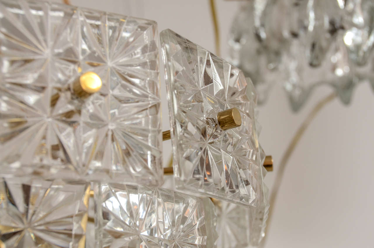 Metà XX secolo Lampadario a tre piani in ottone con piastrelle di vetro quadrate incise di Kalmar in vendita