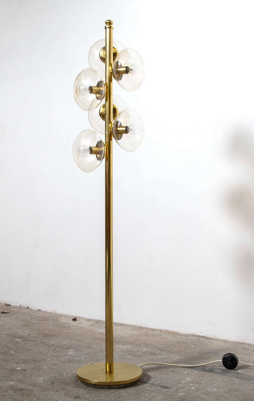 Beautiful functional rare Kaiser brass floor lamp with six glasses shades.
Elaborate crafted glass balls in excellent condition.
Beautiful seventies atomic space age style.
Very good vintage condition with no damage, a few traces.
Original