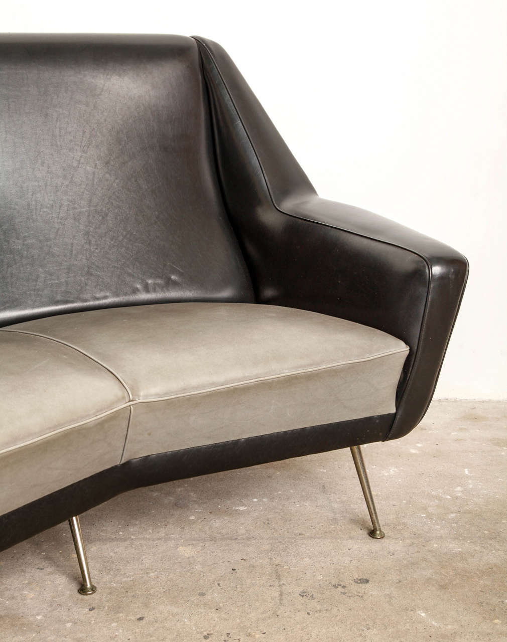 Black Large 1950s Italian Curved Sofa in Style of Gio Ponti In Excellent Condition In Antwerp, BE
