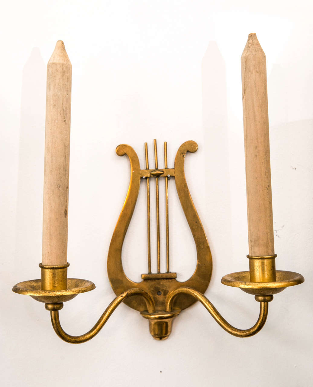 Français Ensemble de quatre appliques à bougies en métal doré avec fausses bougies en bois en vente