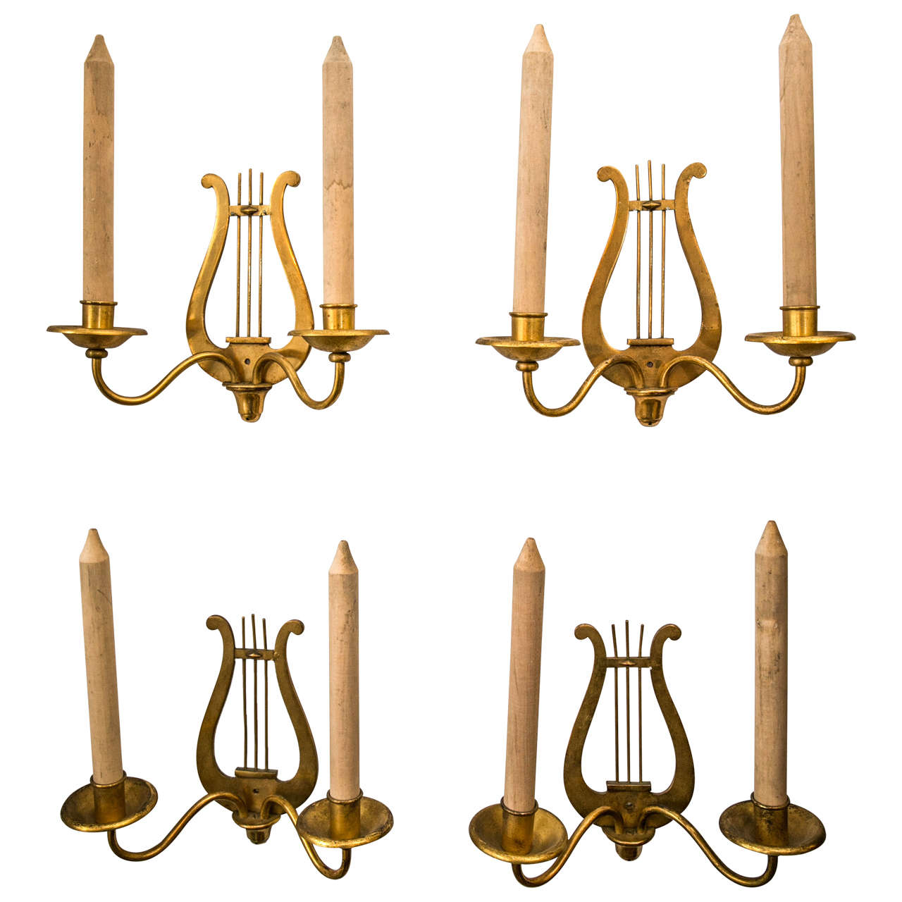 Set von vier vergoldeten Metall-Kerzenleuchtern mit hölzernen Kunstkerzen