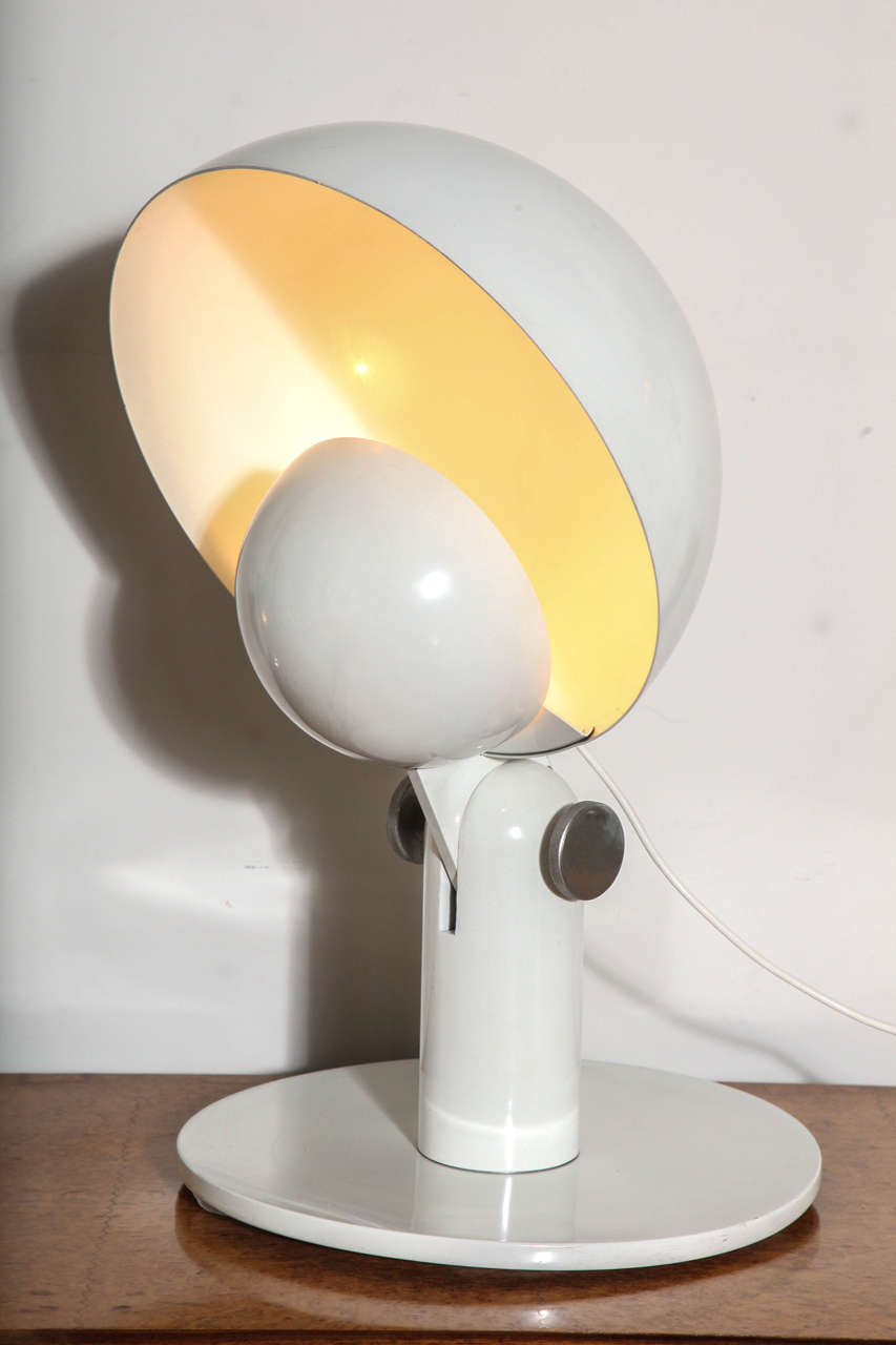 Exciting lamp designed by Francesco Buzzi Ceriani called (Cuffia) made in Milan 1975 by Bieffeplast. Shade is adjustable white lacquer on aluminium base in iron, great modal.