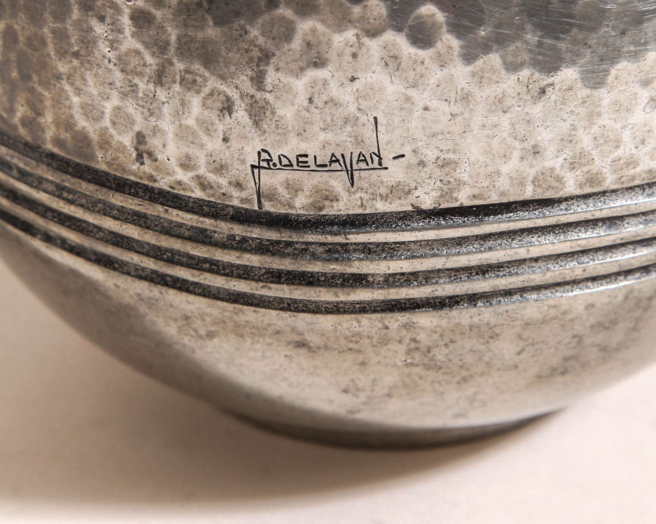 Français Vase en étain Art Déco français Rene Delavan en vente