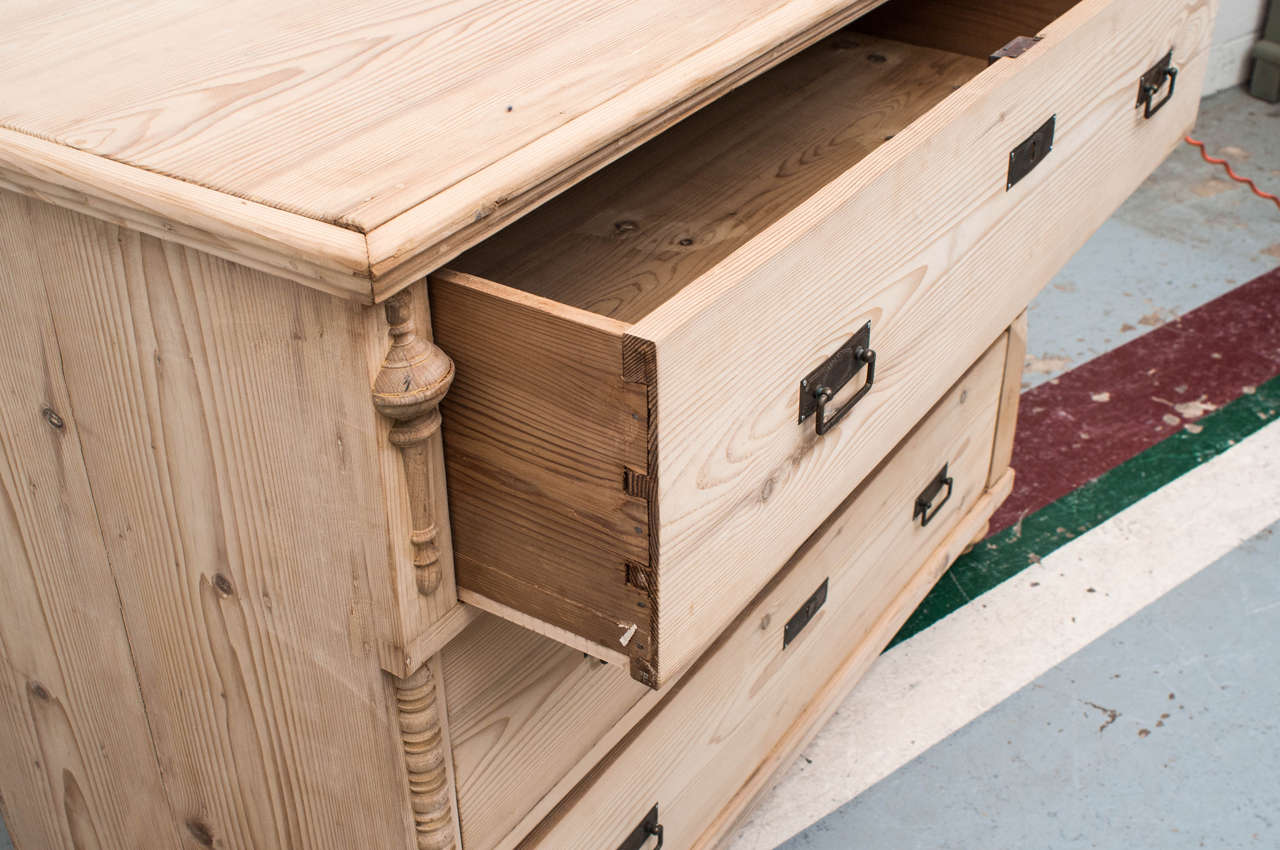 Pine Chest of Drawers In Excellent Condition In Baltimore, MD