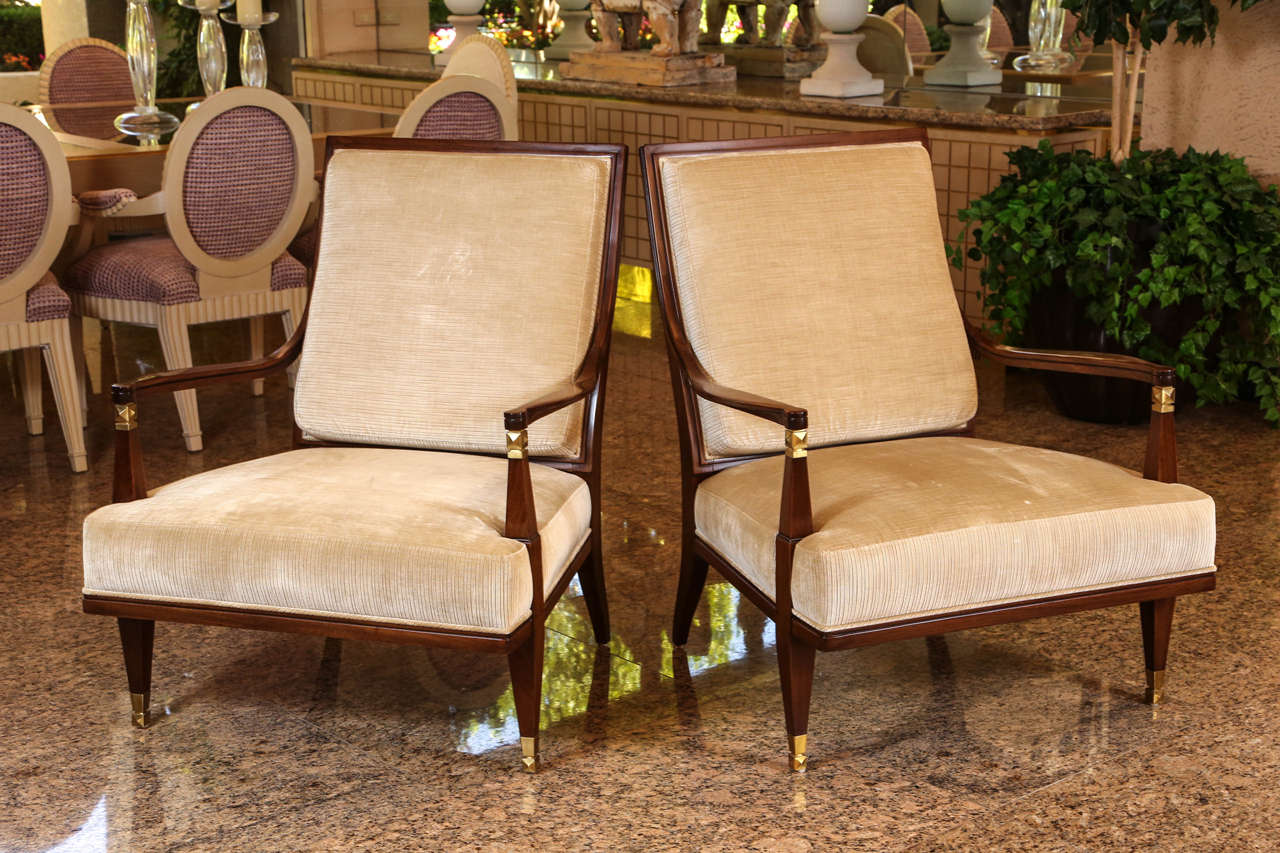 Pair of beautiful fauteuils from the Lucien Rollin collection by William Switzer.
The armchairs have a graceful walnut frame with a couple of small details finished in gold. The original upholstery is a beige ribbed velvet in very good condition